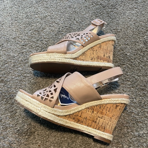 NWT Women’s Olivia Miller wedge sandals - Picture 3 of 13